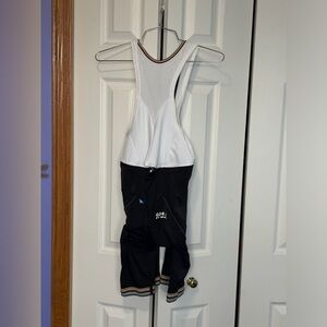 Lady’s bibstyle bike shorts with bike shirt chamois.